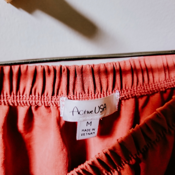 Active USA pink off shoulder flowy shirt medium - Picture 2 of 2